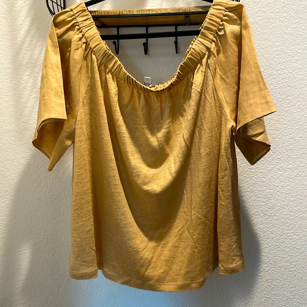 Chico’s linen off shoulder tee in size XL. Has slub fabric and twill-like sleeve